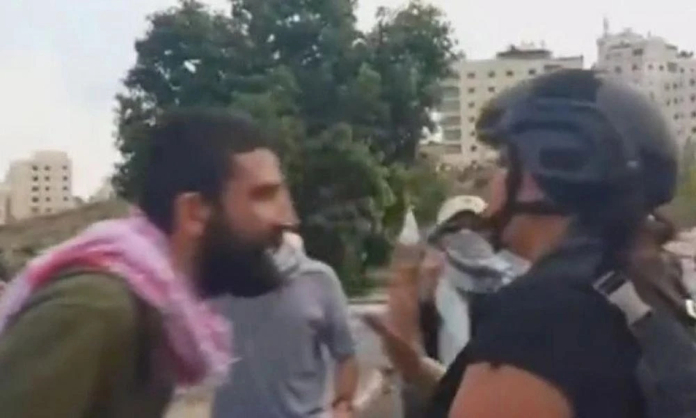 H στιγμή που Παλαιστίνιος την «πέφτει» σε δημοσιογράφο του CNN στην Ραμάλα (βίντεο)